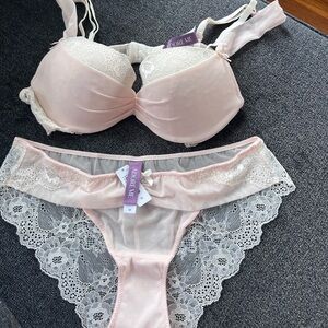Adore me, bra 36B, panties M